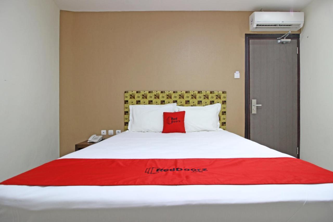 Reddoorz Near Uns Solo Hotel Kültér fotó
